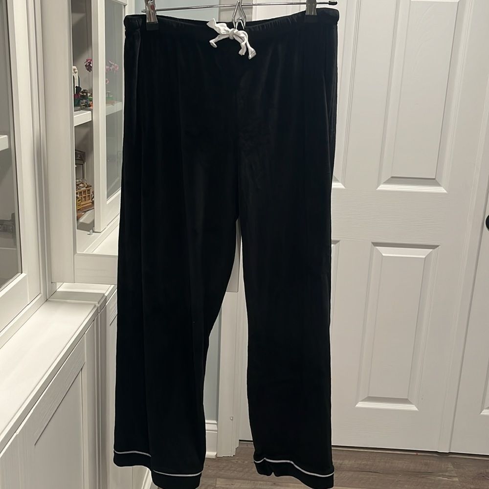 HOUSE OF HARLOW 1960 Velour 2 Piece Pajama Set, Black with White Pipping, Size L - Picture 9 of 13